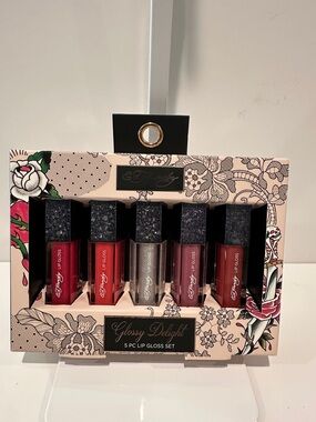 Ed Hardy (5) Piece Lipgloss Set for Long Lasting Shine.